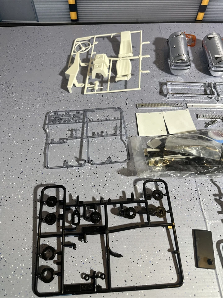 1/14 Tamiya Grand King Globe Knight hauler FH16 Wrecker Spare Parts Lot - Image 2 of 4