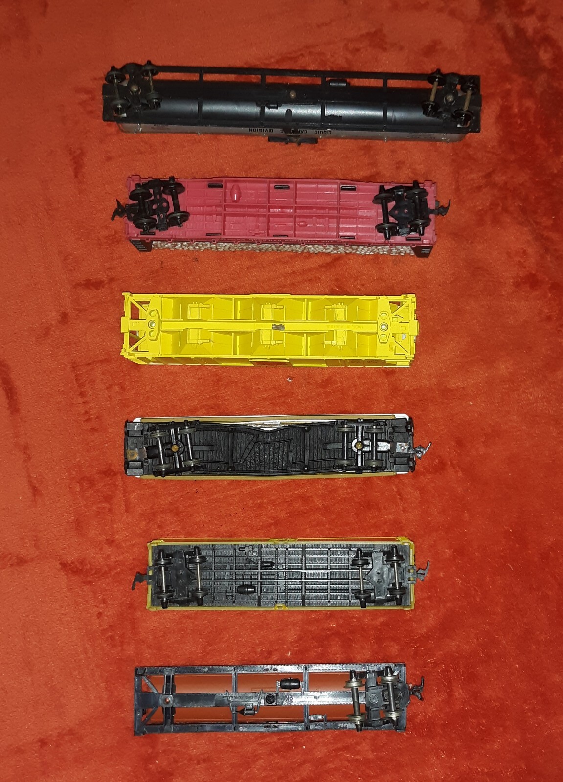 Nice Lot of 11 Vintage HO Train Cars Various Makers with Atlas Layout