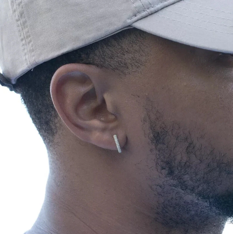 Pendientes de aro de plata de ley 925 completamente helados enchapados en oro de 14K para hombre Foto 4 de 4