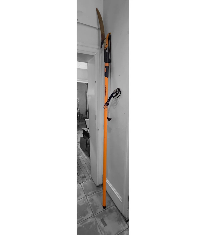 Обрезчик деревьев FISKARS PowerLever 1-1/8 дюйма + 15-дюймовое пильное лезвие, столб из стекловолокна 7–14 футов - Изображение 3 из 4