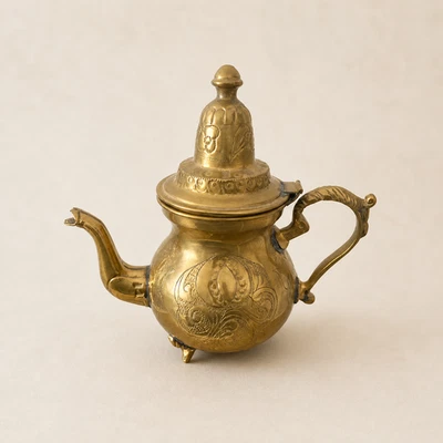 Théière Orientale Vintage en Laiton Ciselé - Photo 1/4