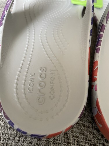 Sandali Crocs Kadee 11 iconici comfort tropicali floreali slip on con cinturino W8 nuovi con etichette - Foto 4 di 8