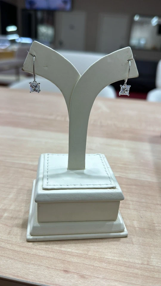 Aretes colgantes solitario de diamantes simulados de corte princesa de 2 quilates en plata 925 Foto 3 de 4
