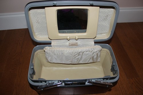 Vintage Samsonite Silhouette Burgundy Train Case with key - Picture 2 of 9