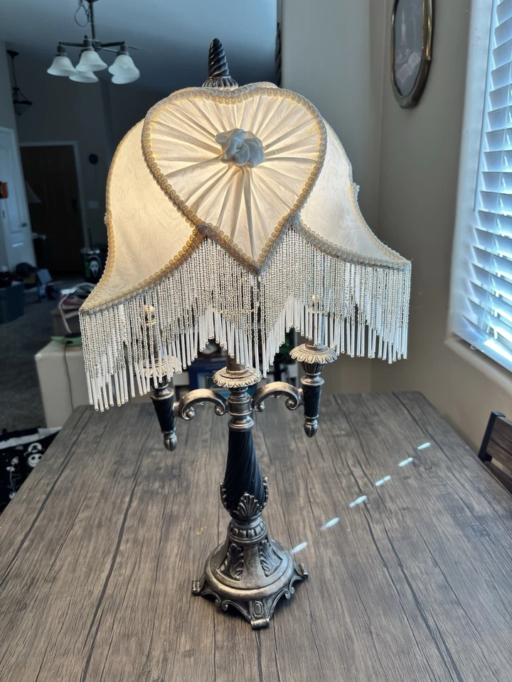 VTG Dale Tiffany Cream Heart Glass Beaded Lamp Shade (Lamp Incl) Boudoir - Image 2 of 4