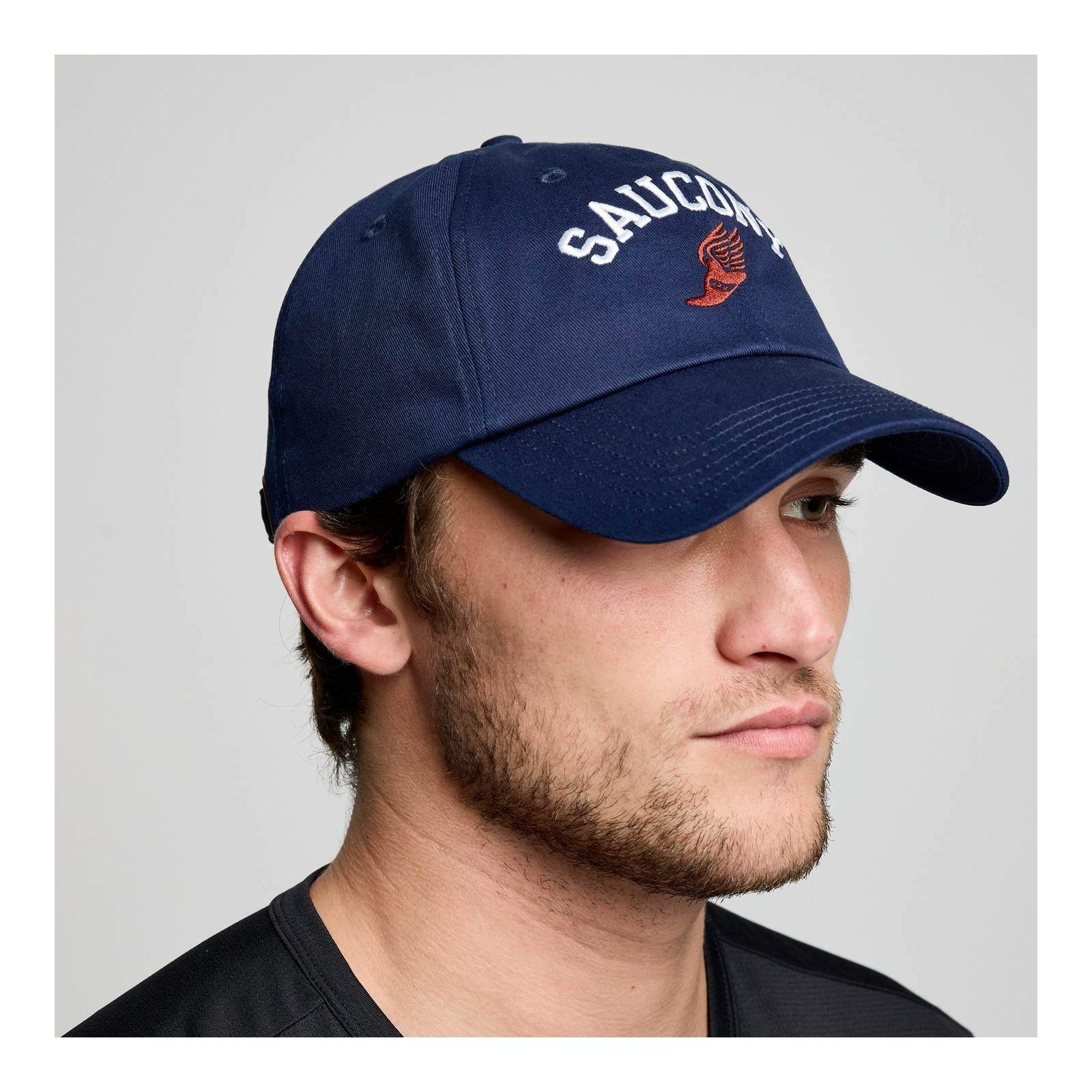 Saucony Унисекс Классическая шляпа Saucony с темно-синим рисунком Аксессуары одного размера 5690₽