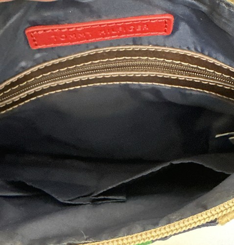 Tommy Hilfiger Bolso Cartera Suave Dorado Lona Azul Marino con Cinta Verde Bandolera - Imagen 6 de 11