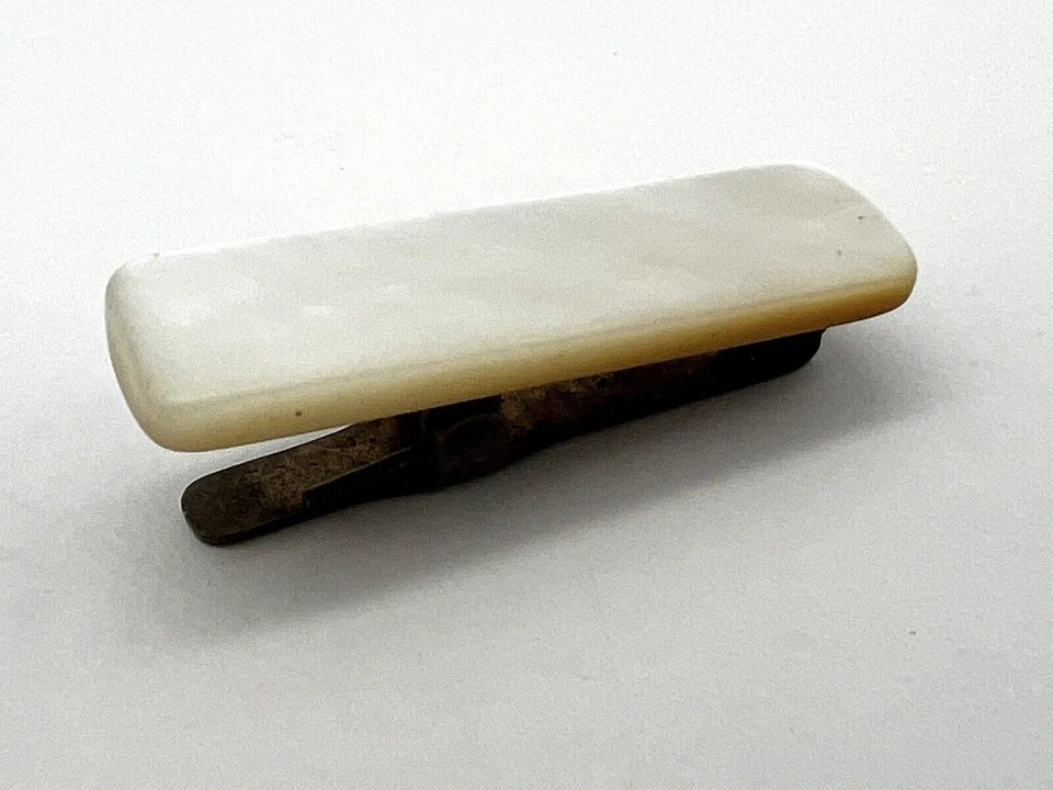 Clip de corbata vintage Art Deco tono dorado iridiscente blanco madreperla Foto 4 de 4