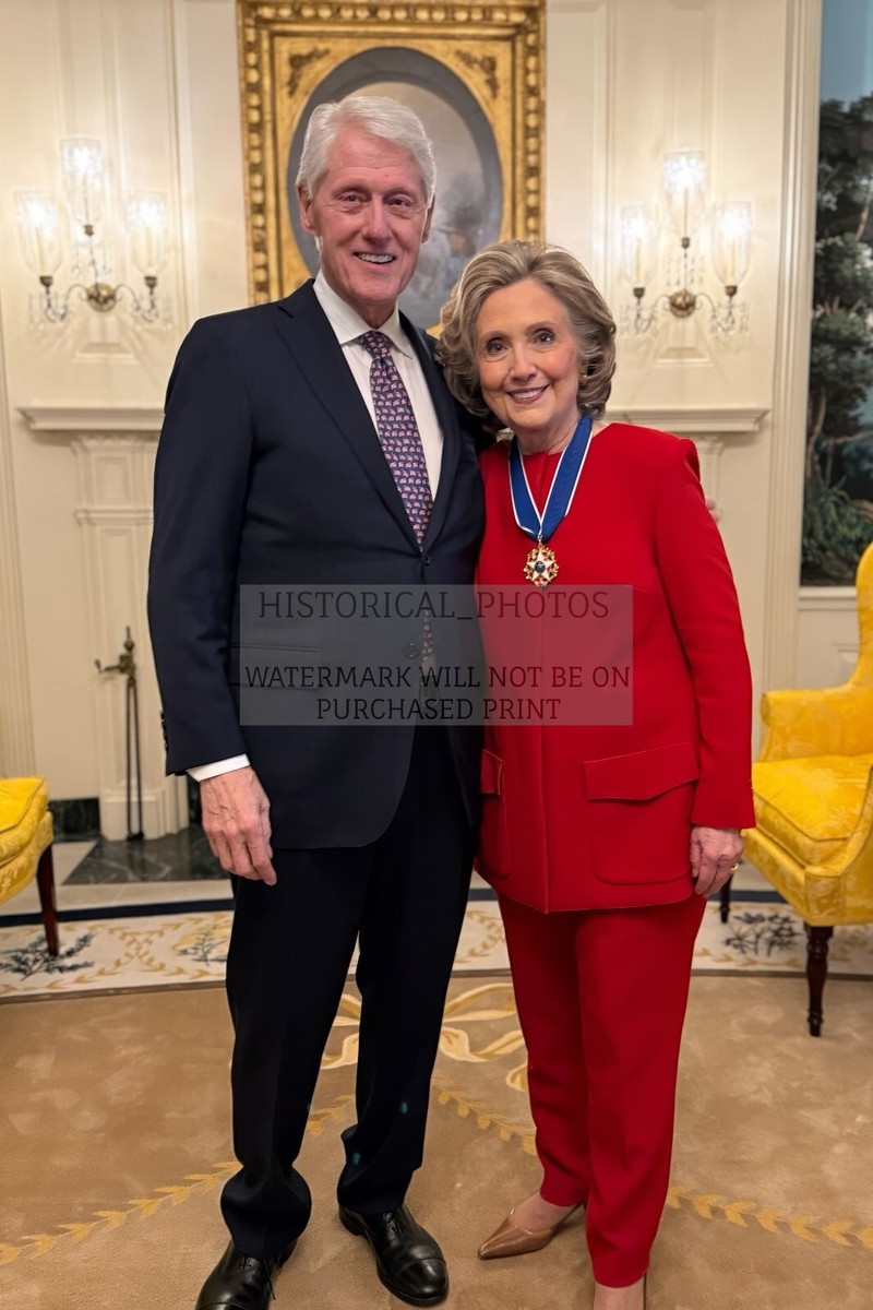 HILLARY CLINTON AFTER RECIVING MEDAL OF HONOR WITH BILL CLINTON