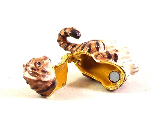 Shrew Tigress Pewter Bejeweled Hinged Miniature Trinket Box Kingspoint - Picture 3 of 3