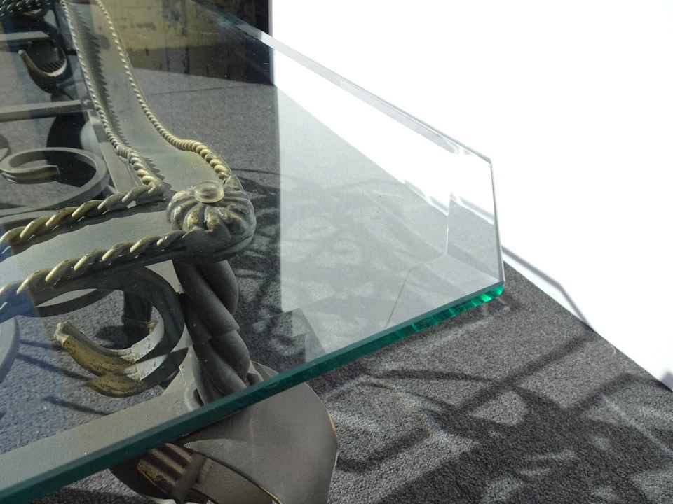 Par de mesas superiores vintage de vidrio con borde biselado de metal negro desplazado Foto 4 de 4