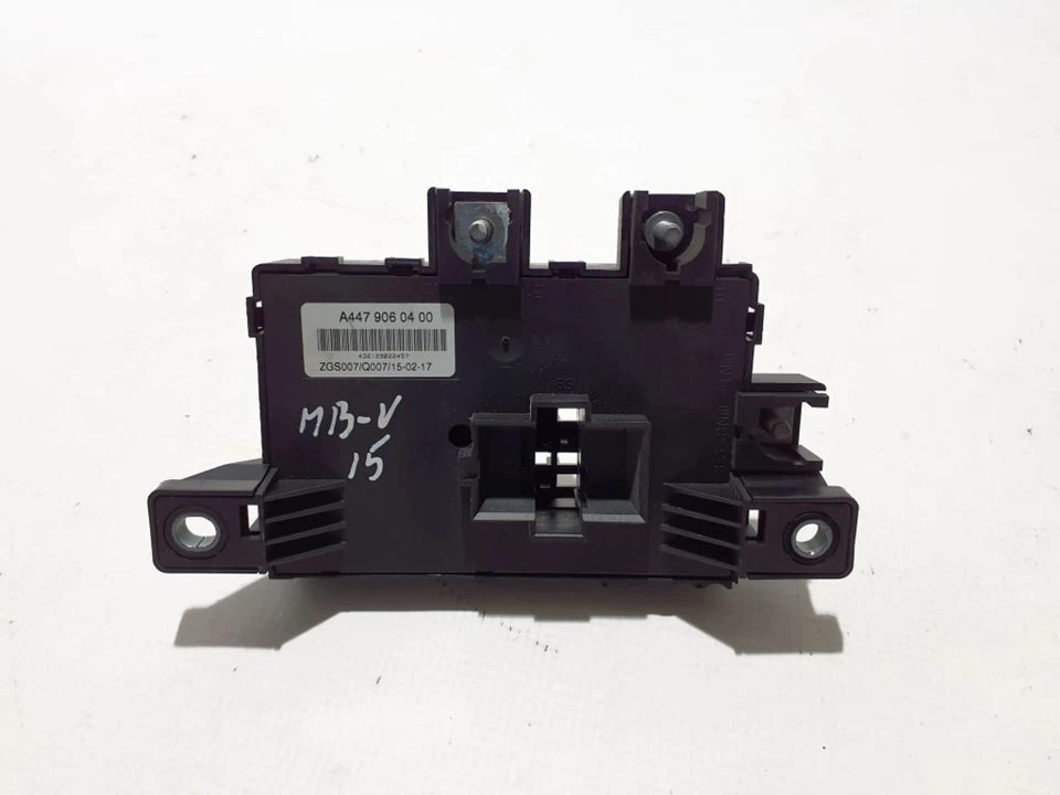 Mercedes-Benz Vito Viano W447 2015 Diesel Left Fuse Box A4479060400 - Image 3 of 3