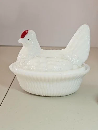Westmoreland VTG  1940’s Lg Milk Glass Hen on Nest Covered Dish-w/Split Tail