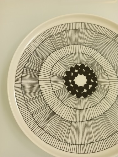 Finland Marimekko siirtolapuutarha oiva Dinner Plate 9 7/8” modern black white - Picture 4 of 15