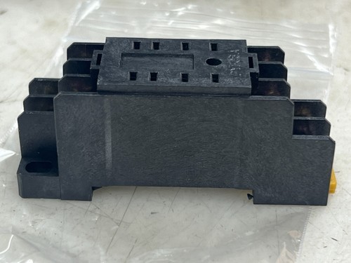 👀 5) NUEVO ZÓCALO RELÉ OMRON 8 HOJAS PYF08A / 2-M4X10 LOTE DE 5 - Imagen 6 de 9