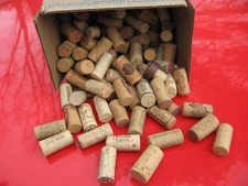 Lot of Over 300 USED WINE CORKS: A LOT OF DIFFERENT VARIETIES