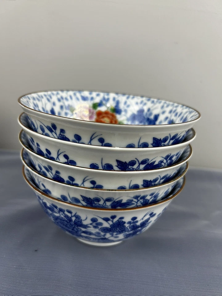 Japanese porcelain bowl with blue and white peony design rustred pink scallop - Image 3 of 4