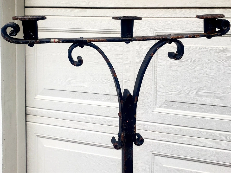 ANTIGUO PAR DE CANDELABROS GÓTICOS DE HIERRO FORJADO CANDELABROS DE PISO 66" DE ALTO 3 NIVELES Foto 3 de 4