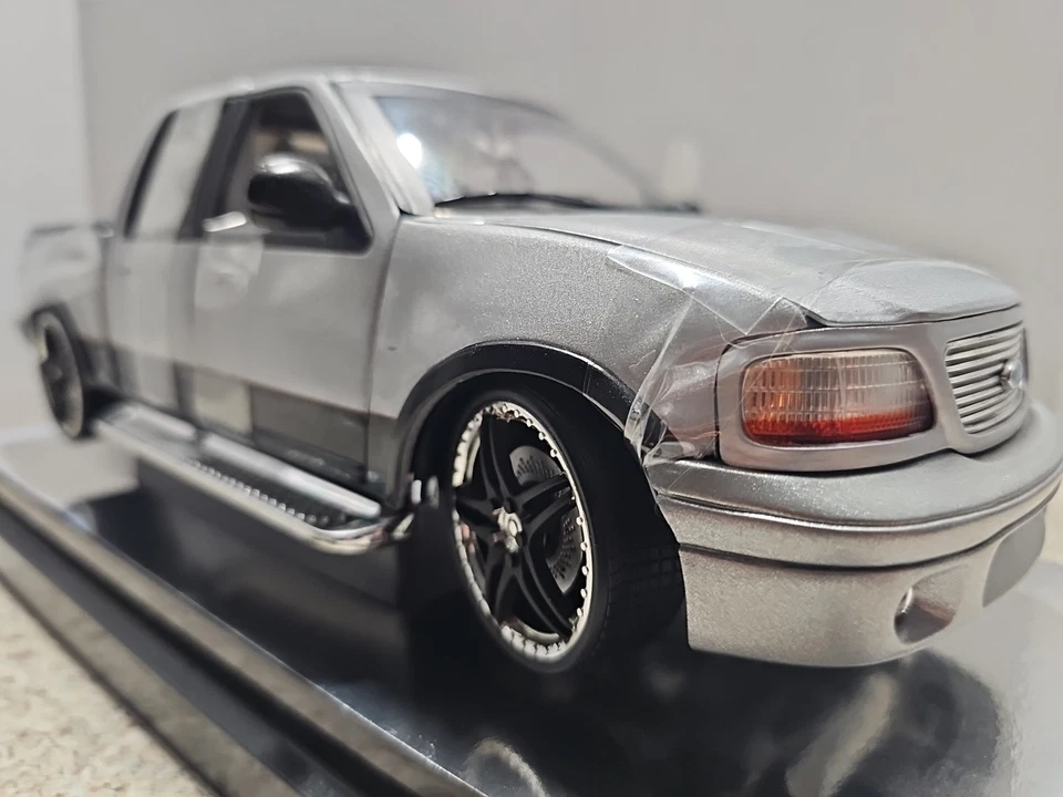 Ertl Am. Muscle 2003 福特 F-150 刀片限量版 Toys R Us Excl. 1/ 1600 1:18 — 第 3/4 张图片