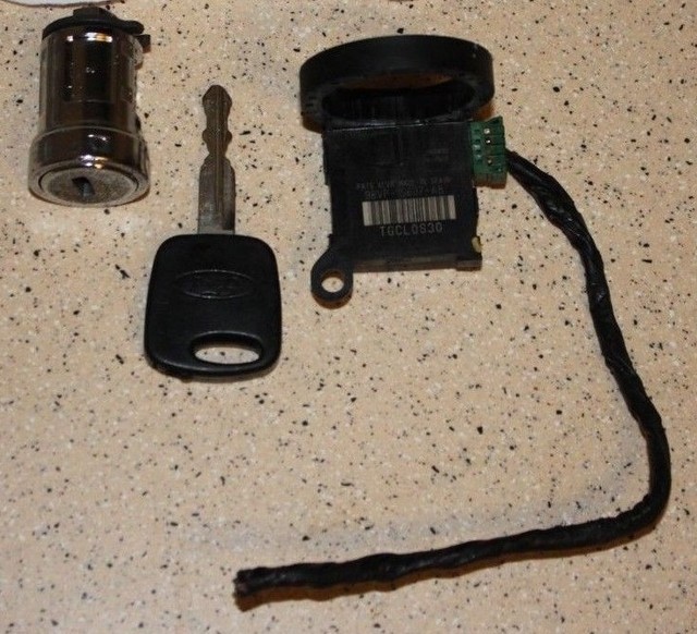 0104 FORD Escape Ignition Cylinder + Anti Theft Pats transceiver 98VP