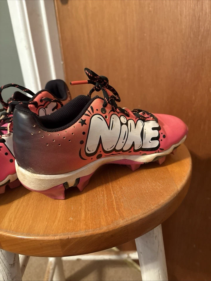 Botines de béisbol moldeados Nike Softbol Diamante para niñas rosa talla 2,5 años Foto 3 de 4