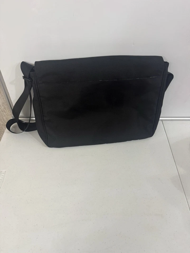 Bolso mensajero Vera Bradley negro con patrón floral en el interior Foto 2 de 4