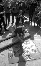8b03-062 Debbie Reynolds puts hands feet in cement Chinese Theatre 8b03-062 8b03