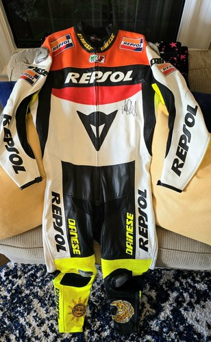 Signiertes Valentino Rossi Repsol Honda Dainese komplettes Rennleder mit Echtheitszertifikat - Bild 1 von 20