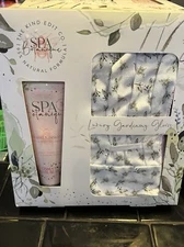 THE KIND EDIT CO. SPA BOTANIQUE GARDEN GLOVE GIFT SET 125ML HAND CREAM + 1 PAIR 