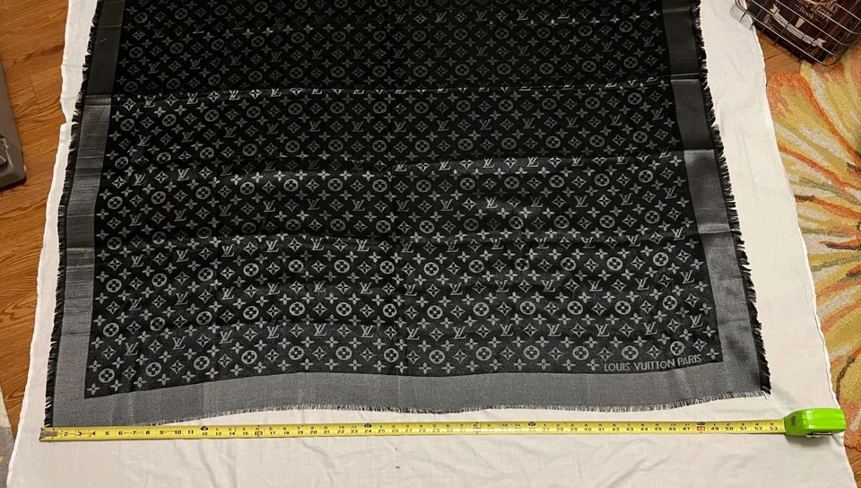 Louis Vuitton Negro Monograma Mantón Bufanda Doble Estampado Ambos Lados Hecho en Italia  Foto 2 de 4