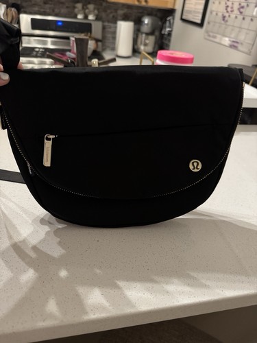 Lululemon All Night Festival Tasche 5L Schwarz Silber Reißverschluss Crossbody Neu mit Etikett
