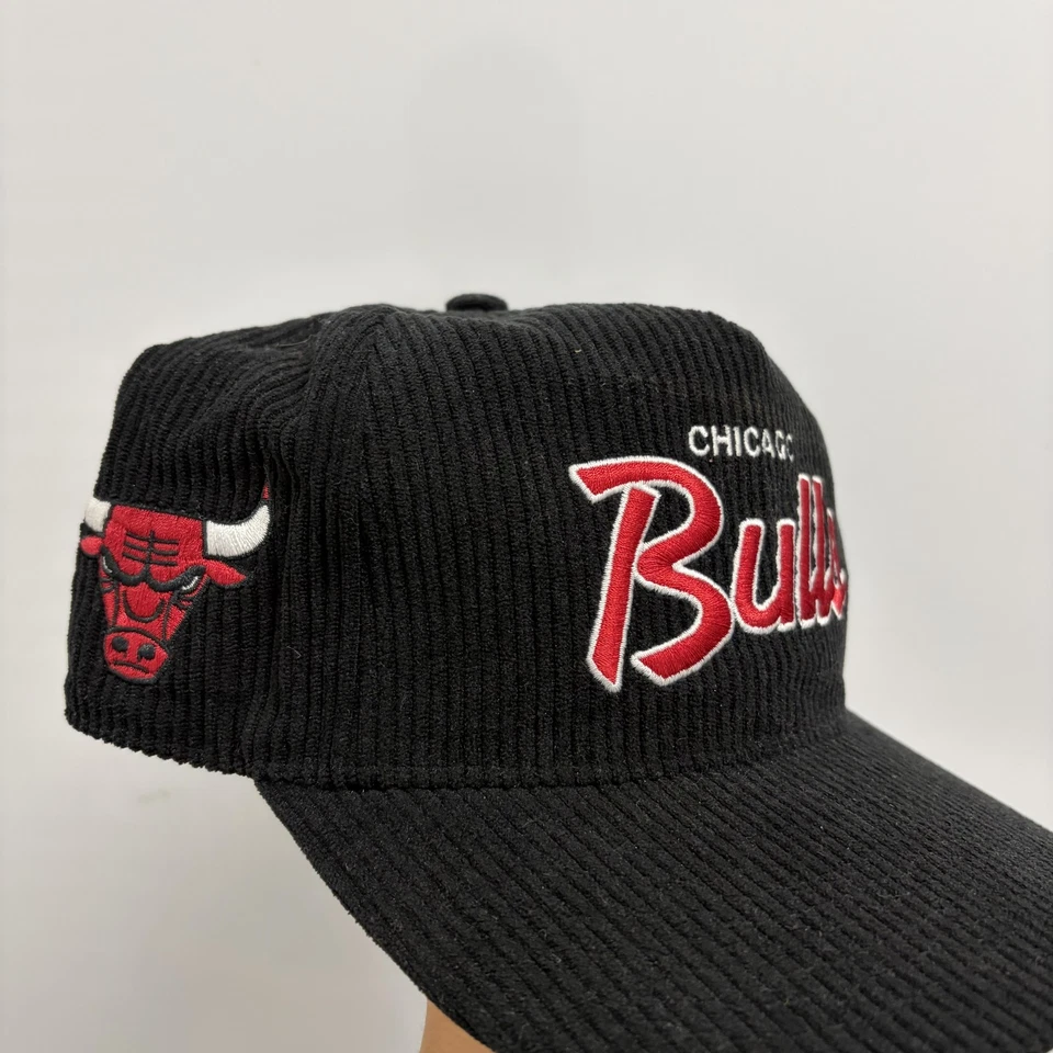 Gorra Chicago Bulls Snap Back Para Hombre Talla Única Negra NBA Baloncesto Cordón Script Foto 2 de 4