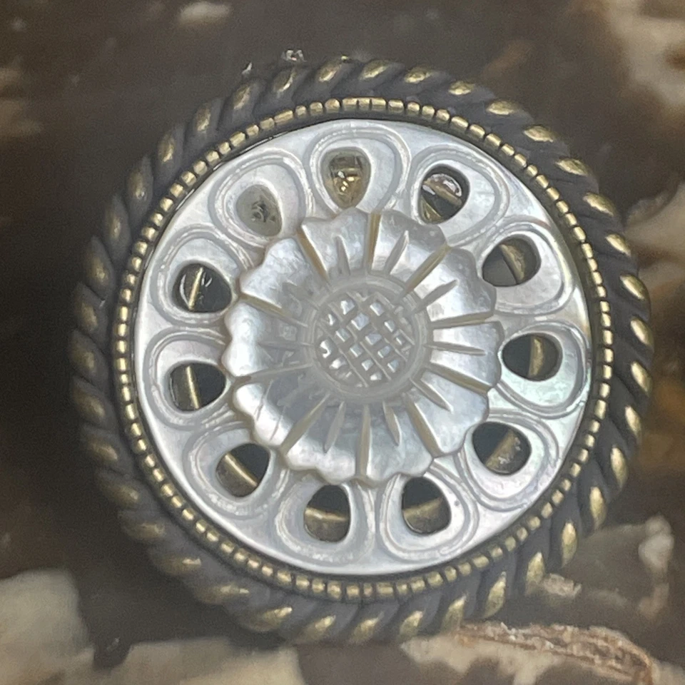 Pendientes Vintage Monet Tallados Madreperla Tema Floral  Foto 3 de 4