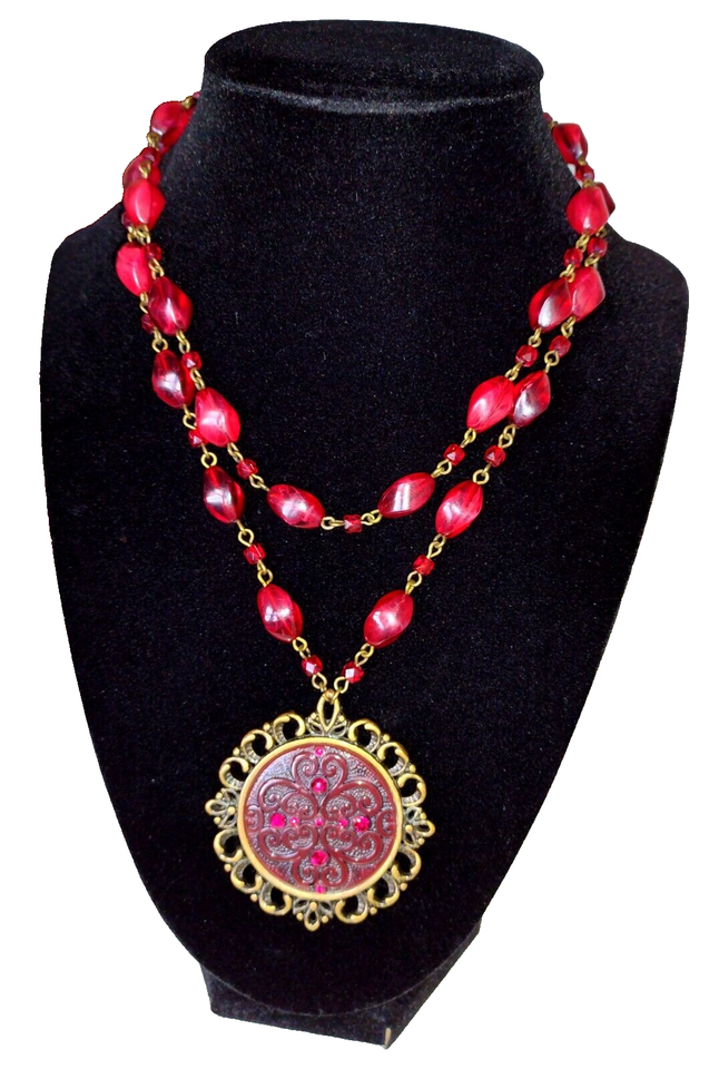 Fashion costume jewelry 6 piece lot includes 1 necklace 3 rings 2