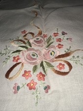 Alte Tischdecke Mitteldecke aufwendig bestickt Handarbeit Blumen Gestecke