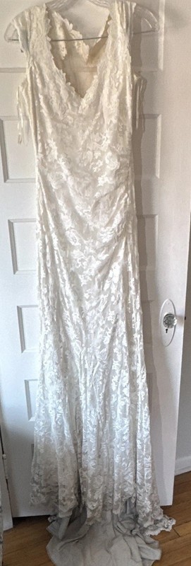 Ivory Lace V-Neck Sleeveless Column/Sheath Wedding Dress Gown with Train