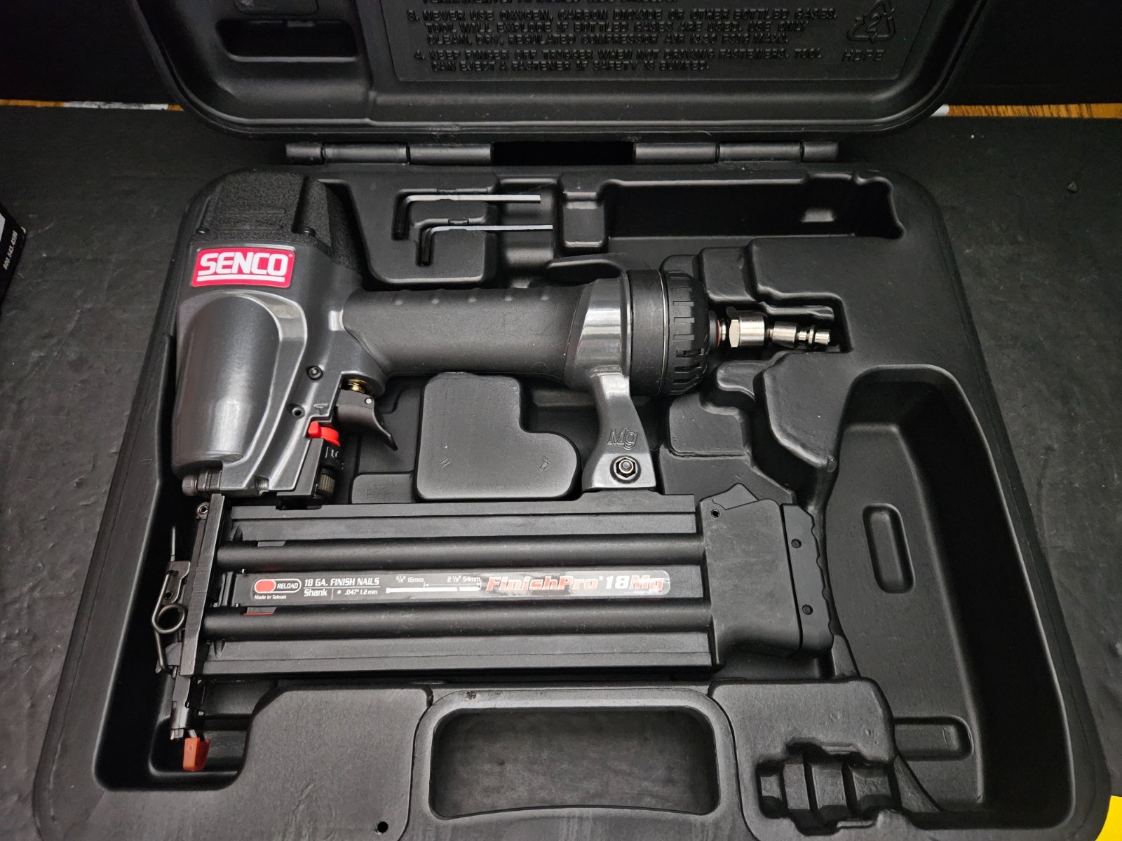 SENCO FINISH PRO 5/8" - 2 1/8" 18 GAUGE OIL FREE MAGNESIUM BRAD NAILER W/CASE