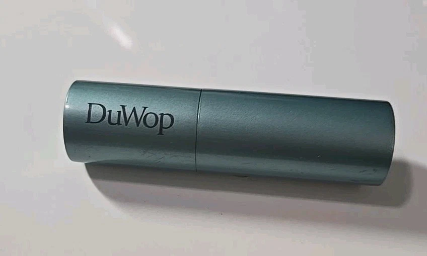 Lápiz labial DuWop grosella negra tamaño completo  Foto 4 de 4