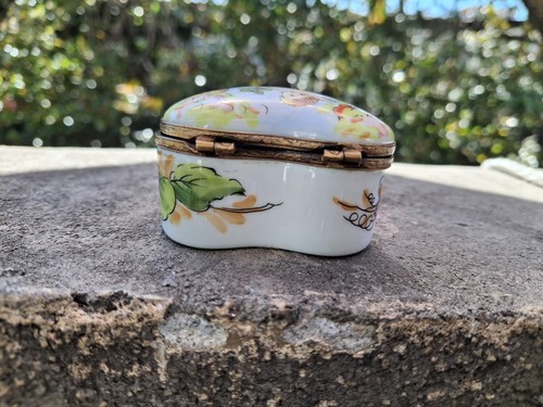 LA GLORIETTE LIMOGES HAND PAINTED ENAMEL PORCELAIN HEART CHERAB TRUFFLE PILL BOX - Picture 8 of 11