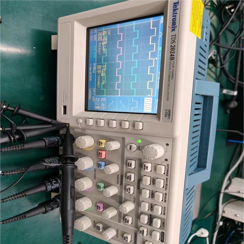 Tektronix TDS2024B 200MHz 2GS/s 4CH Oscilloscope with probe - Picture 5 of 11