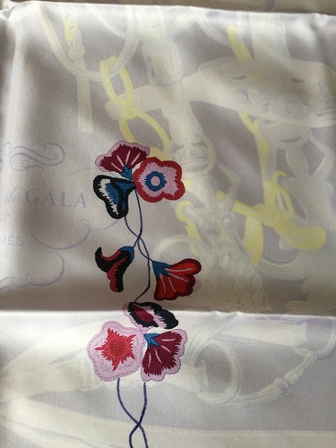 Foulard Hermès intitulé "BRIDES FLEURIES » série « carrés précieux » prix 900€ - Picture 9 of 12