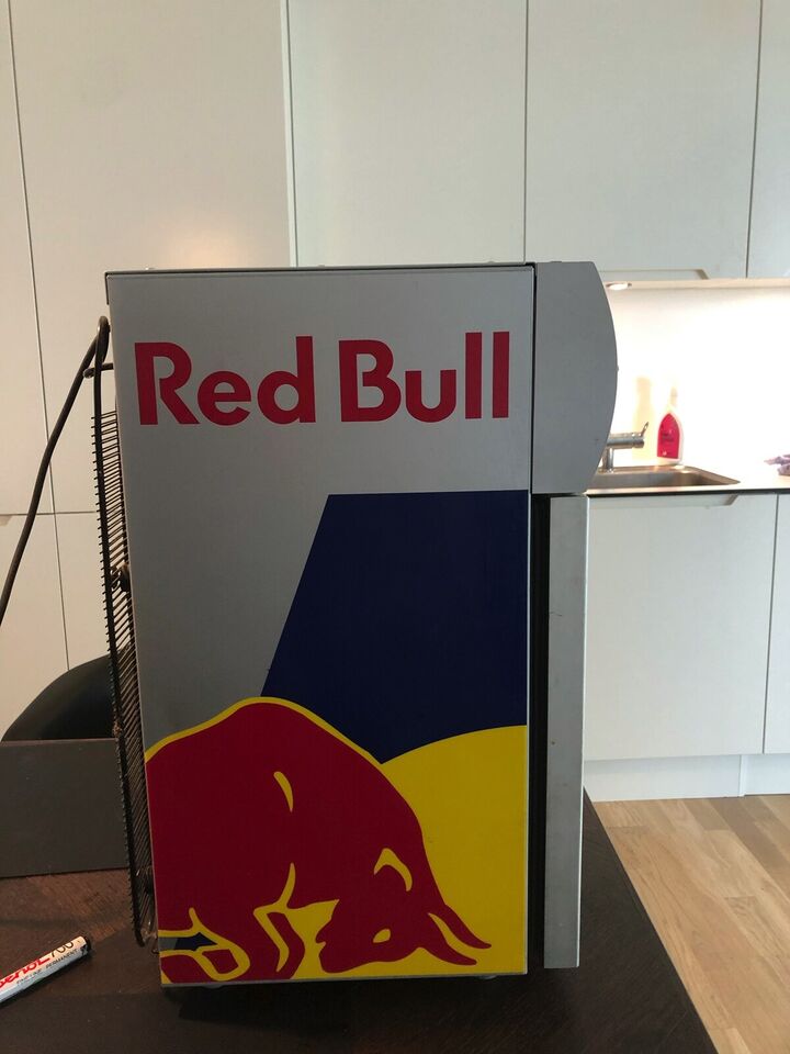 Mini Cooler, andet mærke Red Bull Køleskab, b: 29 d: 33 h: 55
