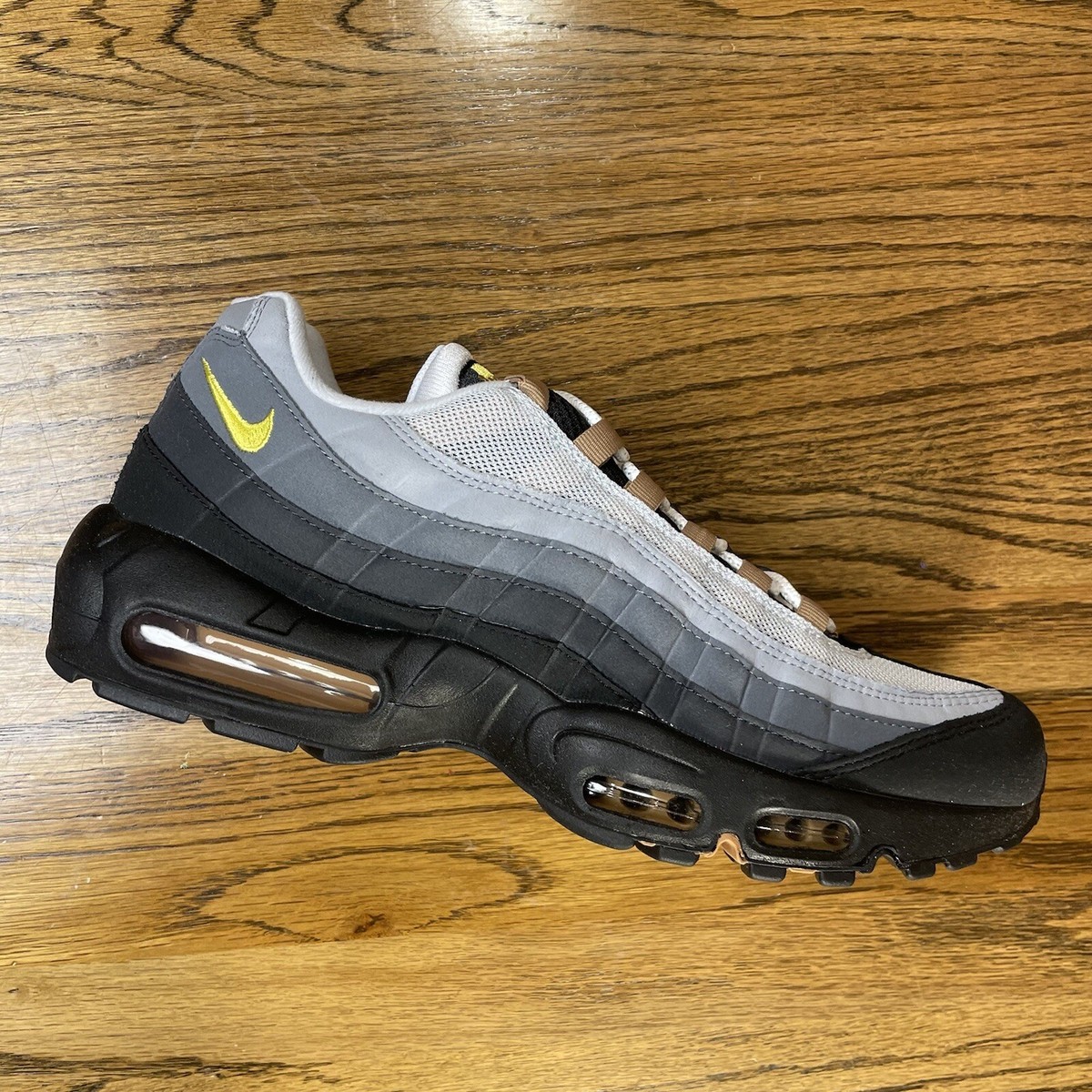NIKE MEN AIR MAX 95 White Grey Yellow Strike DX4236-100 Size 10.5 - 13 BRAND NEW