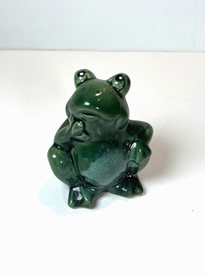 3.5 x 2.5'' Vintage Green Painted Ceramic Greenbrier Frog Thinking Home Decor Tag