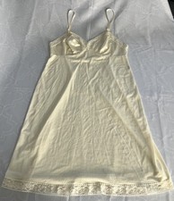 Vanity Fair Nylon Rosette Lace 24  Full Slip Size 40 Everyday Layers 10-103