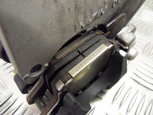 Honda CBR1000RR NISSIN Bremssattel hinten und Träger 2004 bis 2005 - Bild 6 von 7