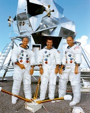 APOLLO 12 CREW IN FRONT OF LUNAR MODULE MOCK-UP - 8X10 NASA PHOTO ZZ-778