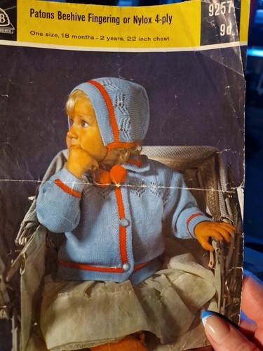 Patons 9257 Strickmuster Baby Ösen Matinee Mantel, Mütze 22" Brustumfang