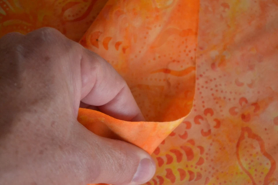 Por 1/2 yarda, naranja floral sobre amarillo Tonga Batik, Timeless Treasures/B7809, B791 Foto 4 de 4