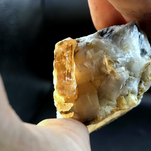Cristallo di topazio imperiale naturale 88 grammi con matrice | Katlang Pakistan - Foto 13 di 15